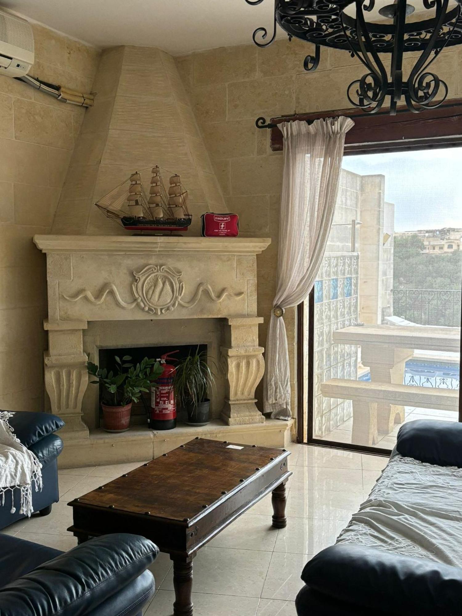 Gozo Island Escape Sleeps 4 With Private Bathroom Ghajn il-Kbira  Exterior photo